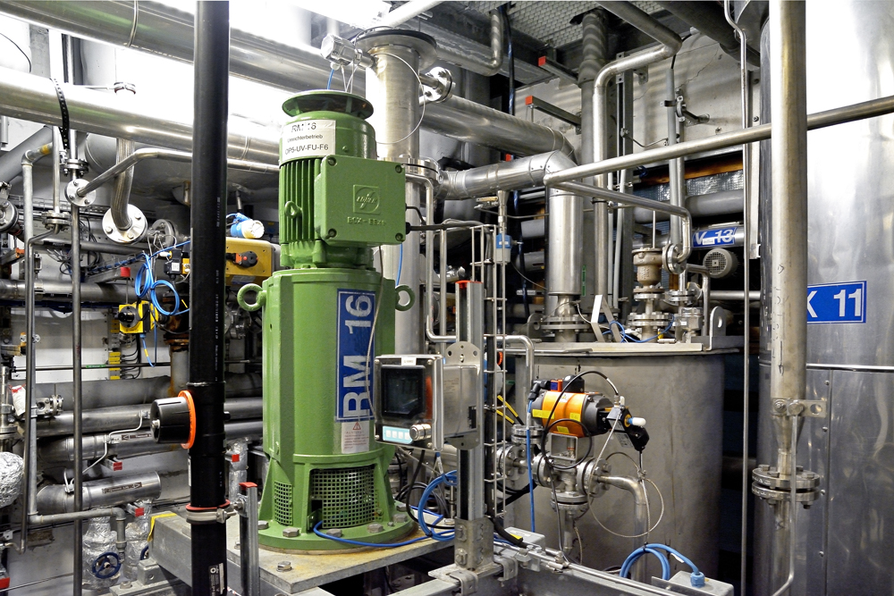 Mehrproduktanlage im Werk Pullach. Auf dem Reaktor der Conti-Anlage ist das Rührgerät (RM 16) angebracht. (Bild: United Initiators)