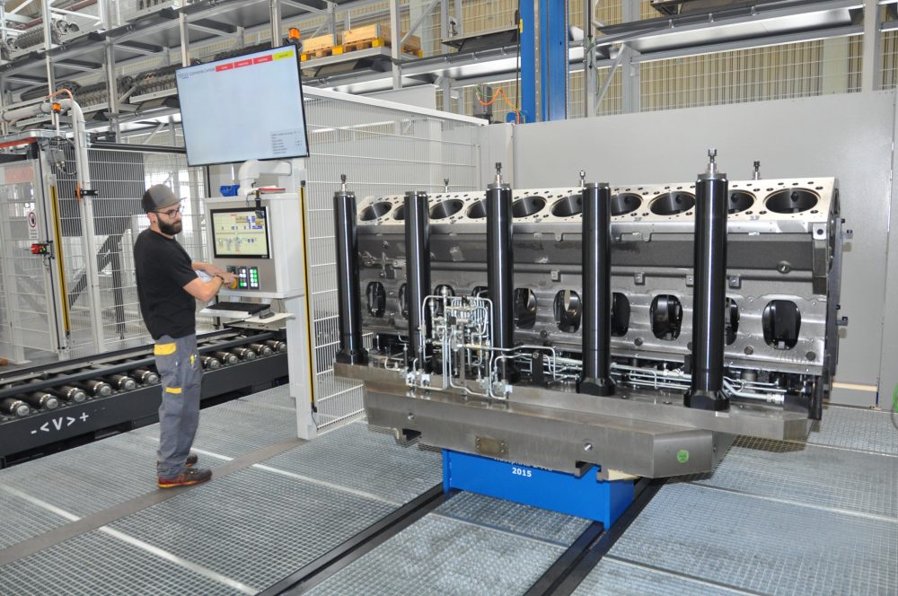 Das Palettenhandling bei Liebherr ist nun für Werkstücke bis 13.000 Kilogramm ausgelegt. Was ausreichend für V20-Dieselmotoren ist.