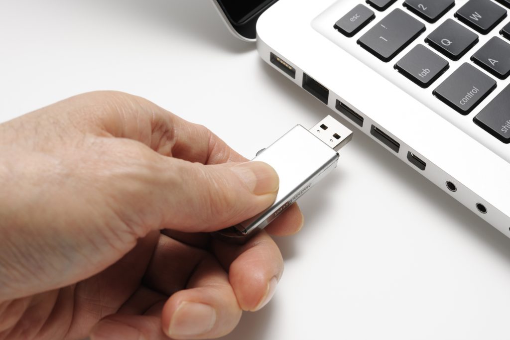 Close-up of connecting USB flash drive on white background.Studio shot. (Bild: Honeywell International Inc.)