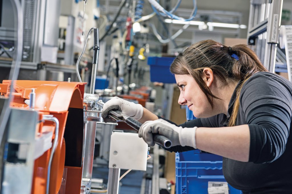 An aktuell 23 Montagelinien fertigen rund 600 Mitarbeiterinnen und Mitarbeiter Stihl-Gartengeräte. (Bild: Stihl Tirol GmbH)