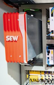 Im Movi-C-Controller werden die Daten vom FSoE-Master zu den jeweiligen Roboterachsen geroutet und gemappt. (Bild: SEW Eurodrive GmbH & Co KG)