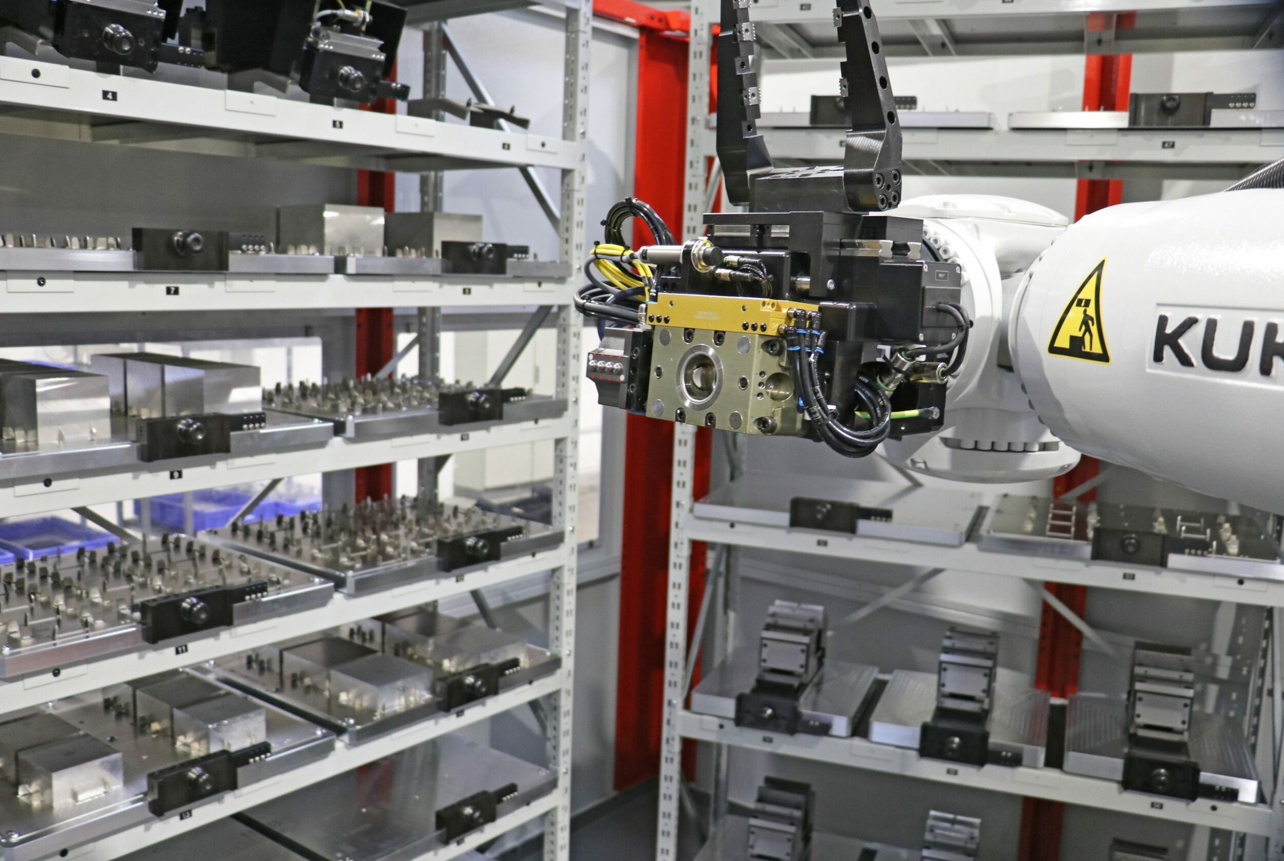 Ein Roboter versorgt das 5-Achs-Bearbeitungszentrum mit vorgerüsteten Werkstückpaletten. (Bild: Open Mind Technologies AG)