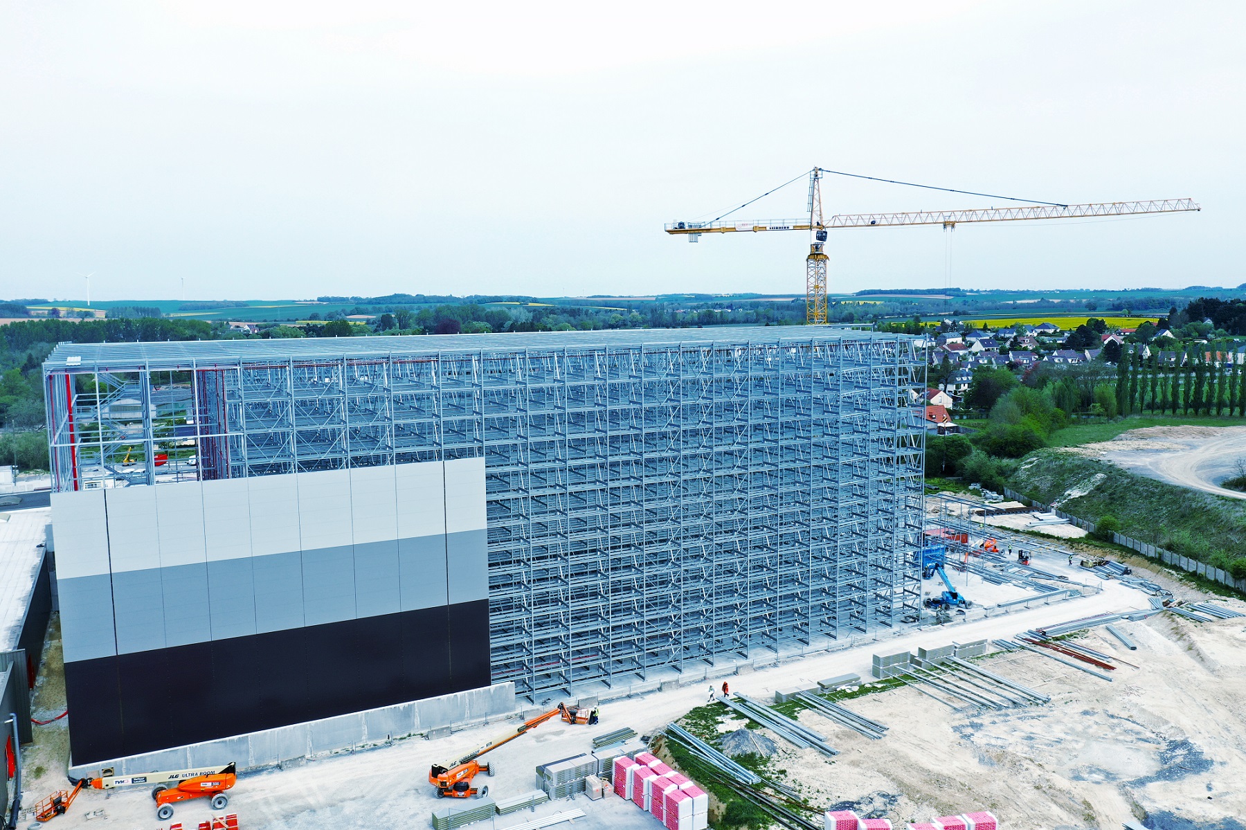 Um nicht mehr auf externe Lagerflächen angewiesen zu sein, entschied sich VPK in Saint-Quentin zum Bau eines Hochregallagers, das direkt an die Produktion angrenzt. (Bild: Viastore Systems GmbH)