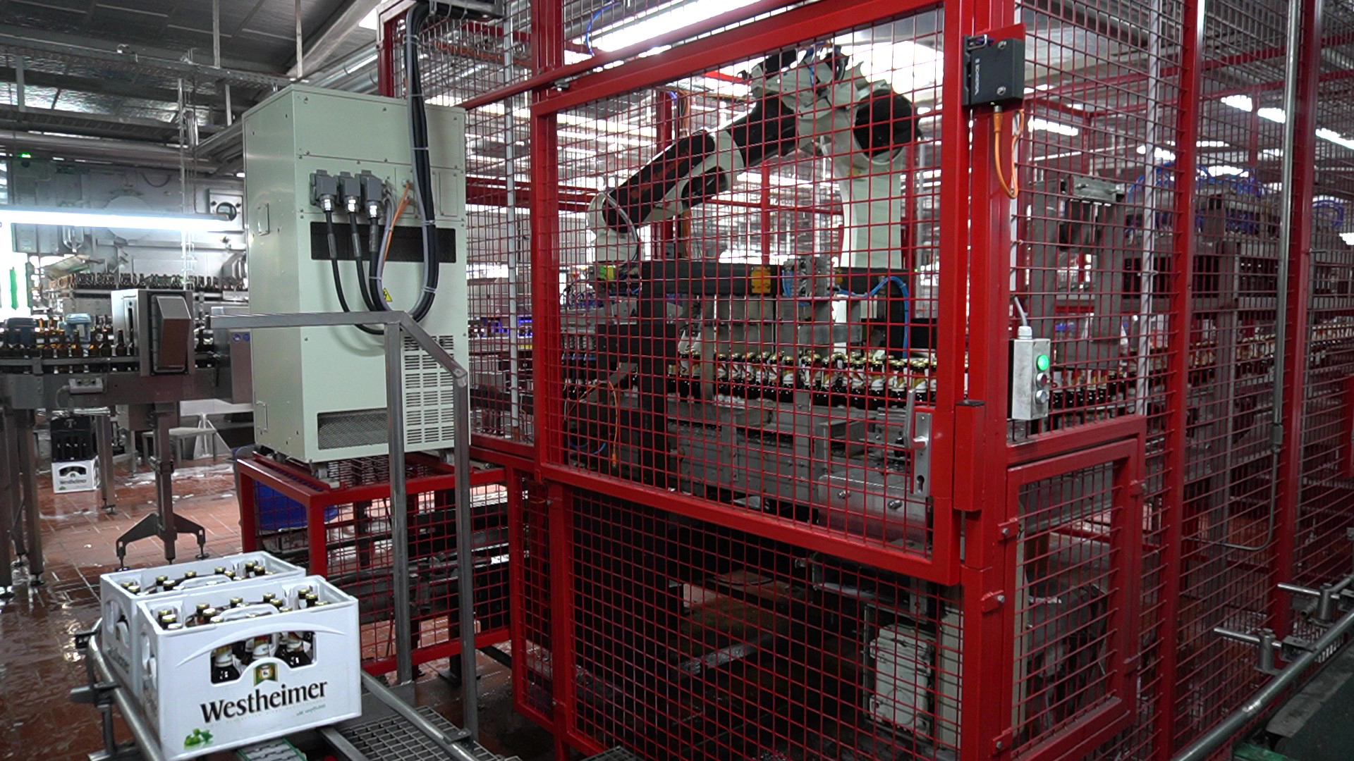 Volle Kästen führt der Palettierroboter zur Weiterverarbeitung zu. (Bild: Kawasaki Robotics GmbH)