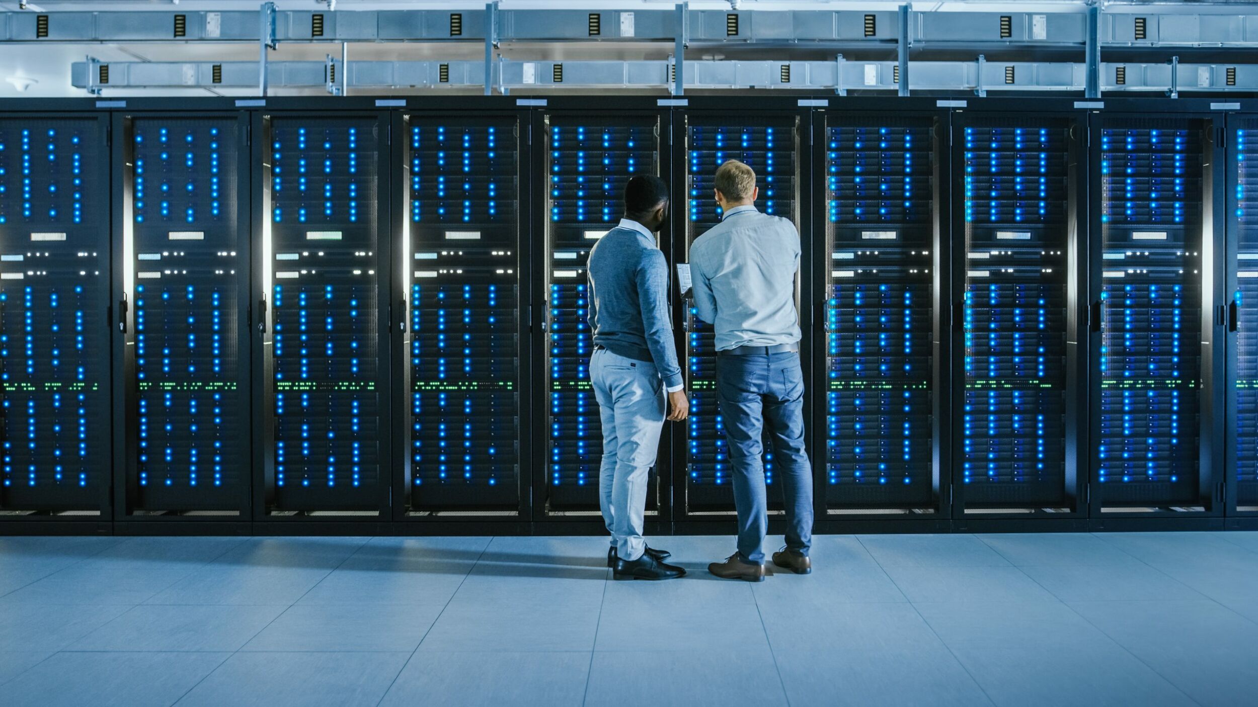 Bare Metal describes the service of booking a physical server in the cloud data center exclusively for you.  This makes it easy to plan performance, so operators have to manage the server themselves.  (Photo: © Gorodenkoff/stock.adobe.com)