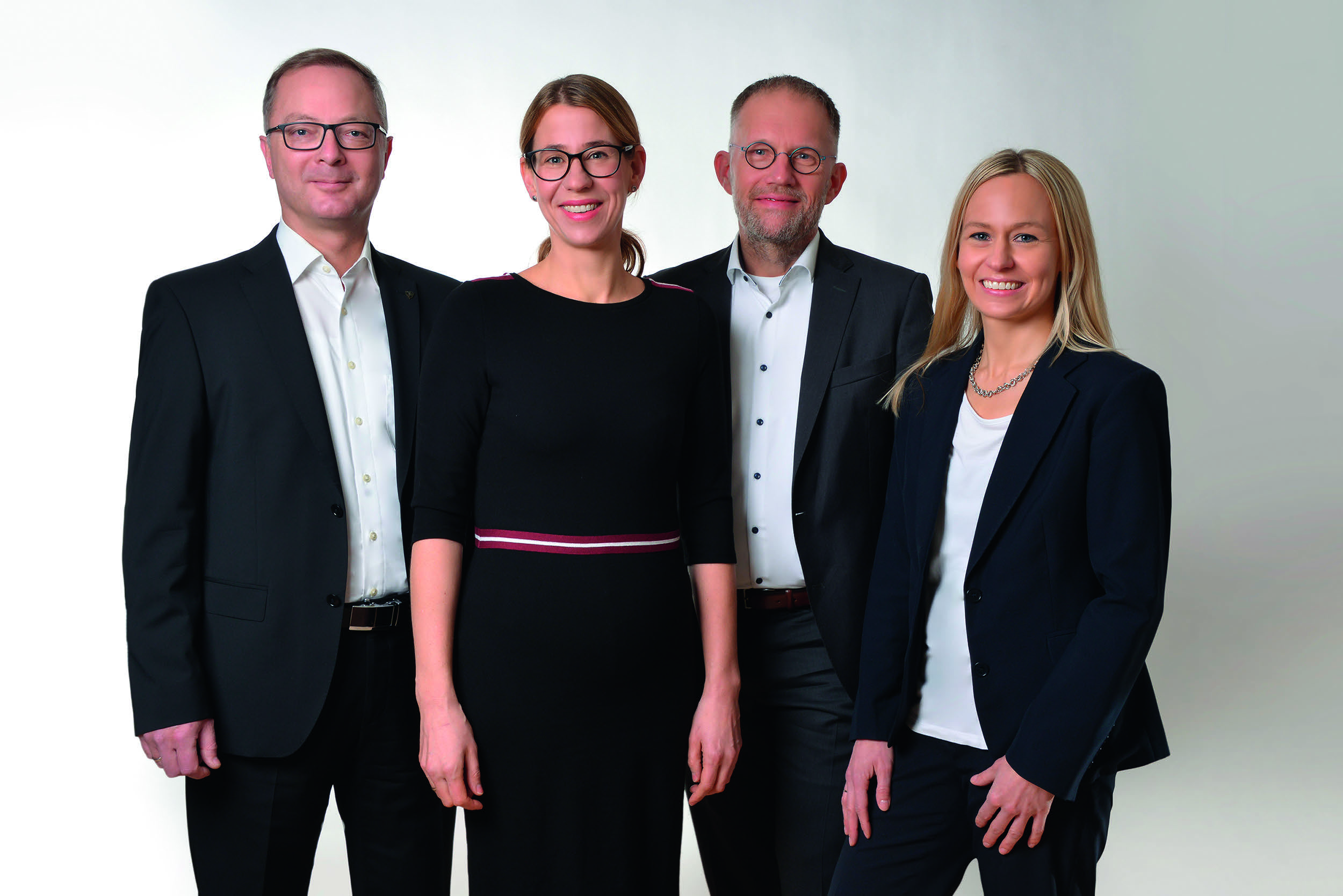 Die beiden neuen Geschäftsführer Christian Erlinger (l.) und Knut Mersch (2.v.r.) zusammen mit den beiden Geschäftsführerinnen der Muttergesellschaft Julia Klingspor (2.v.l.) und Verena Schechner (r.).  (Bild: Coscom Computer GmbH)