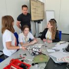 Jugendliche werden zu Robotik-Managern