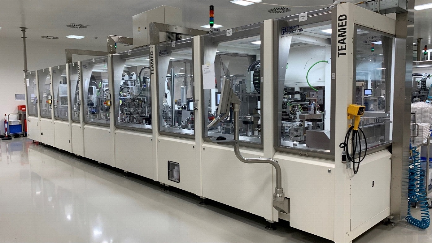 Implementierung an einer automatisierten Montagelinie für Injektionsspritzen zur Produktivitätssteigerung in der GMP-konformen Produktion. (Bild: plus10 GmbH)