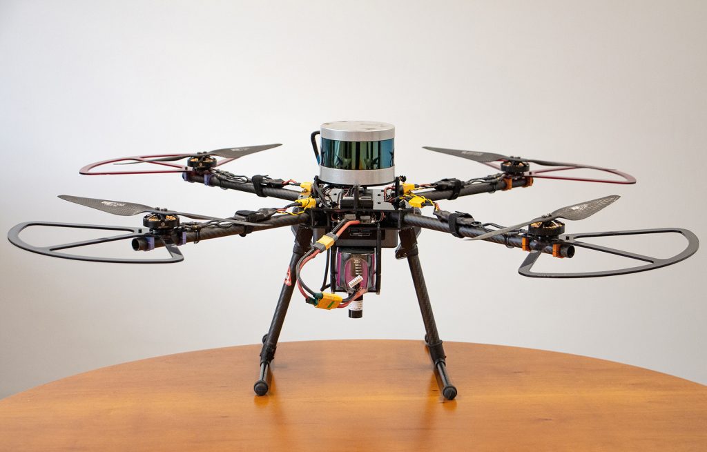 FÃ¼r den autonomen Drohnenflug in InnenrÃ¤umen haben Forschende am IPH die âAutodrohneâ entwickelt. (Bild: Susann Reichert, IPH gGmbH)