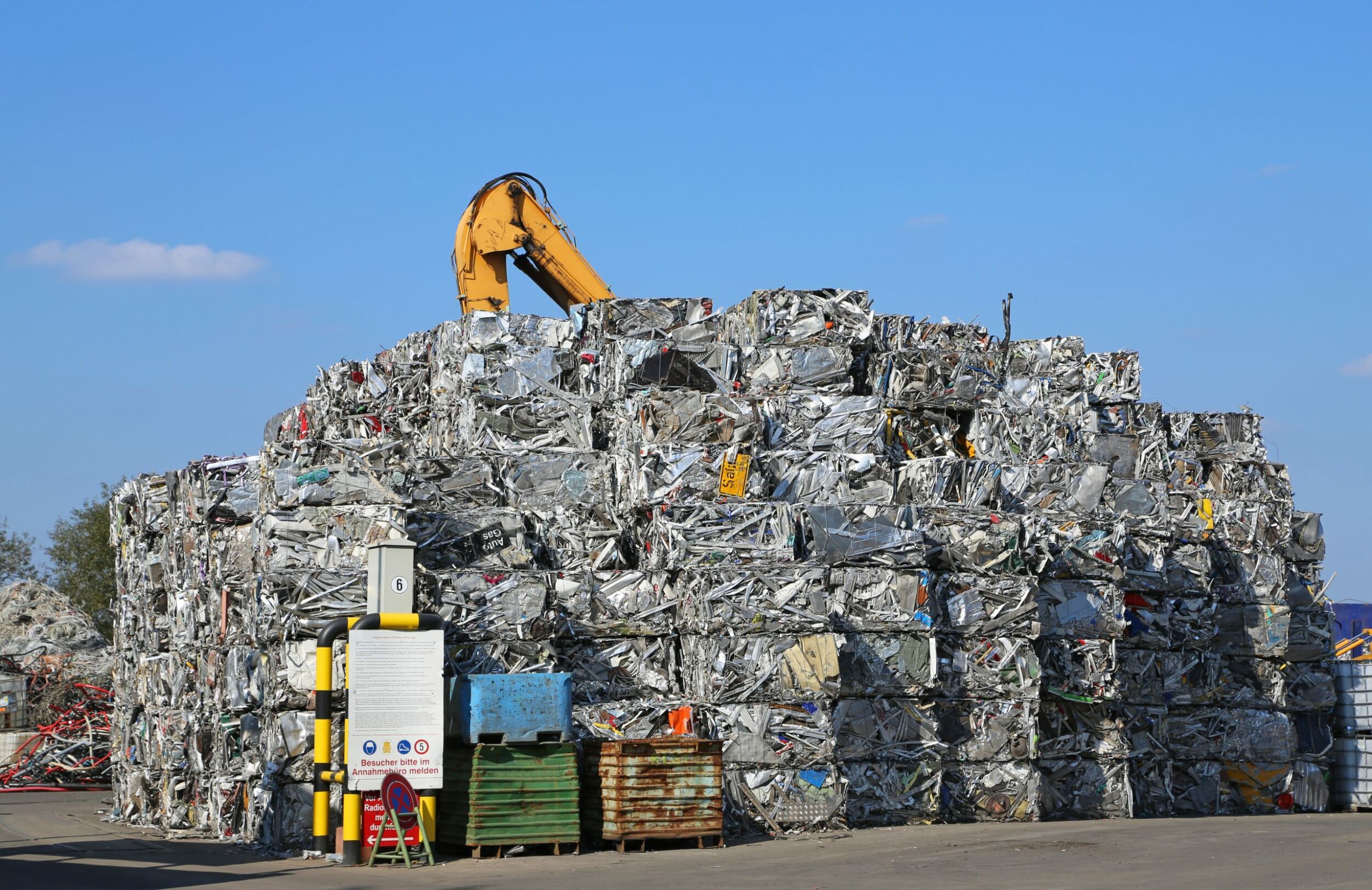 In der Kreislaufwirtschaft werden Materialien mehrfach wiederverwendet. Bleiben Rohstoffe länger in den Produktionszyklen, sinken die Abfall- und Ressourcenverschwendung. (Bild: ©Kara/stock.adobe.com)