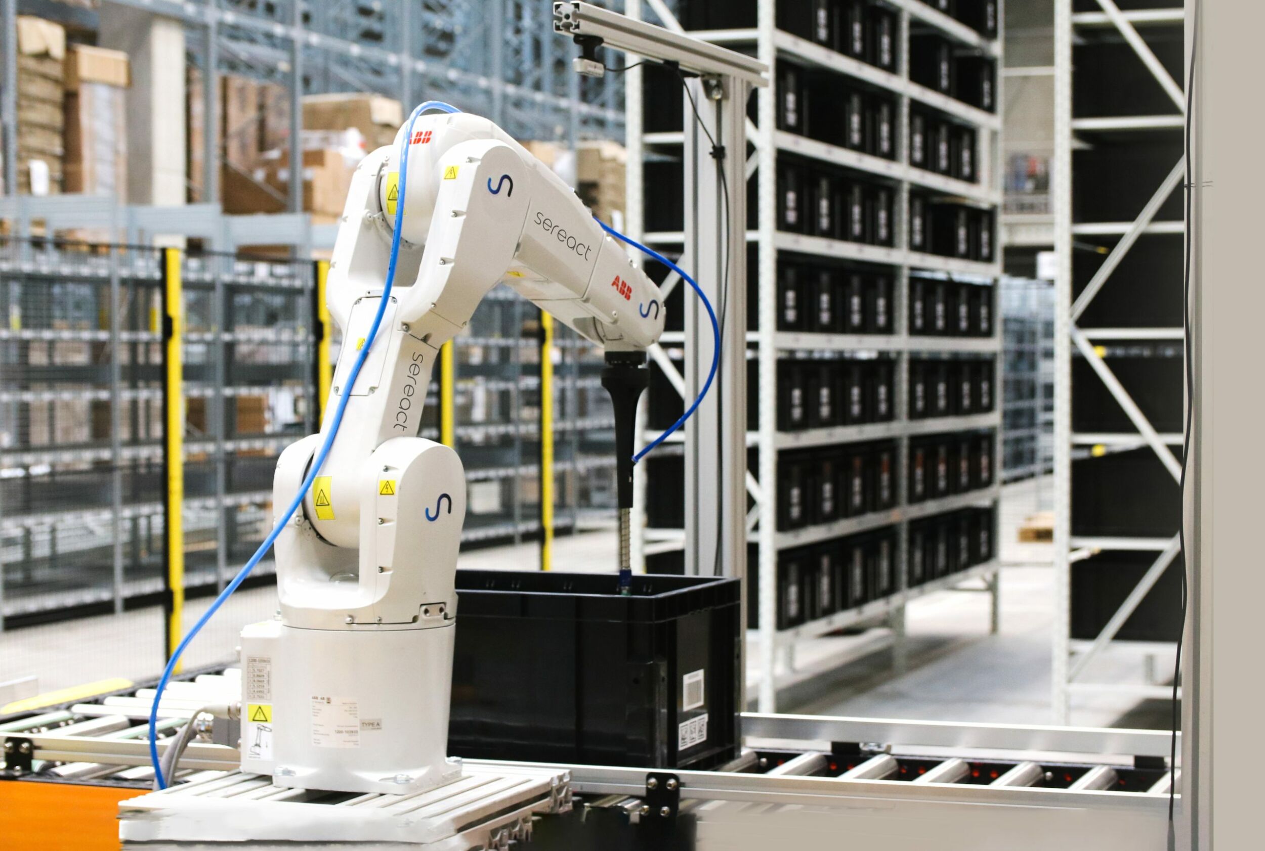 Die KI-gestütze Robotik-Software von Sereact automatisiert Kommissionier- und Packprozesse vollständig. (Bild: Sereact GmbH)