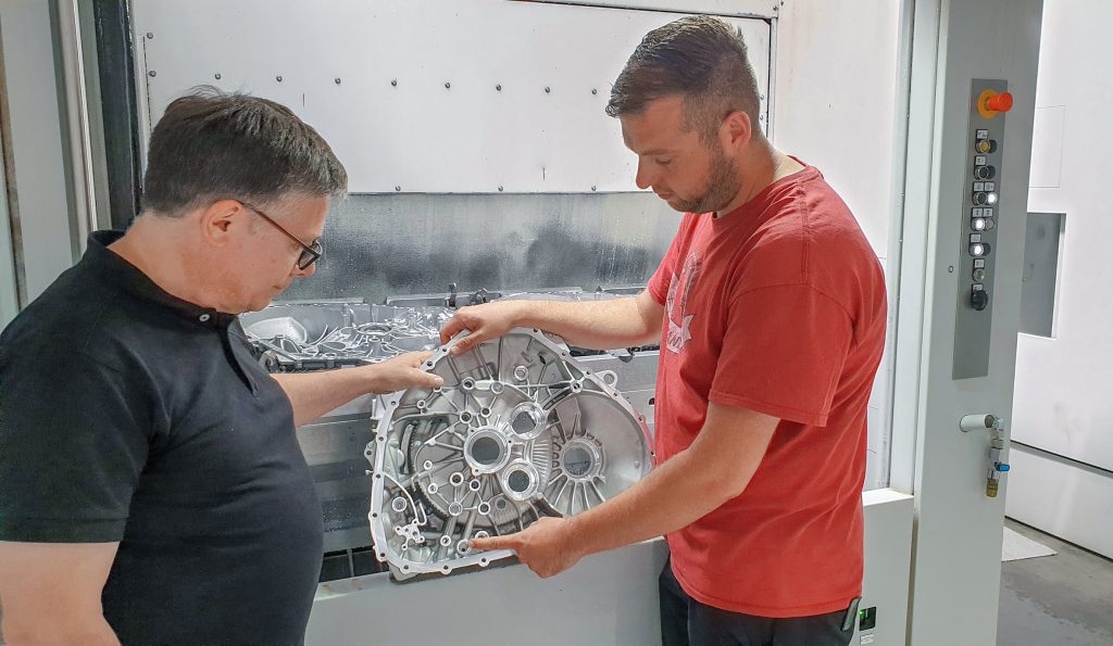 Stefan Frick (technischer Berater von Mapal), und Sebastian Swiniarski (Gruppenleiter Arbeitsvorbereitung bei Schlote), inspizieren eines der gefertigten KupplungsgehÃ¤use. (Bild: Mapal Fabrik fÃ¼r PrÃ¤zisionswerkzeuge)